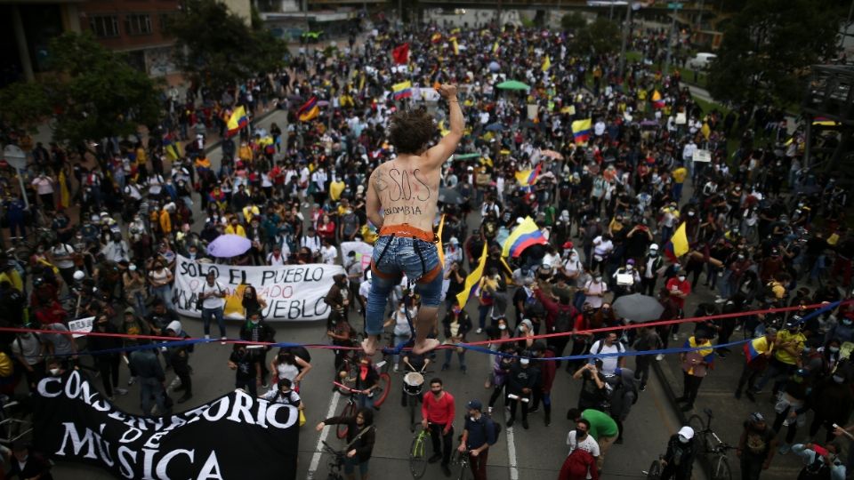 BOGOTÁ. Manifestantes volvieron a salir a las calles para protestar en contra del gobierno. Foto: AP
