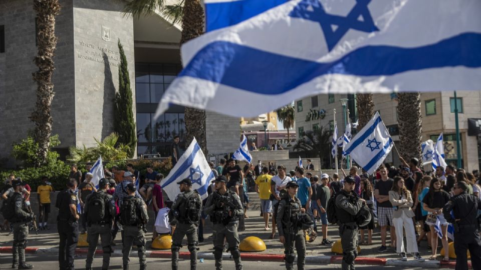 La Policía fronteriza paramilitar israelí hizo guardia en medio de una manifestanción de judíos. Foto: AP