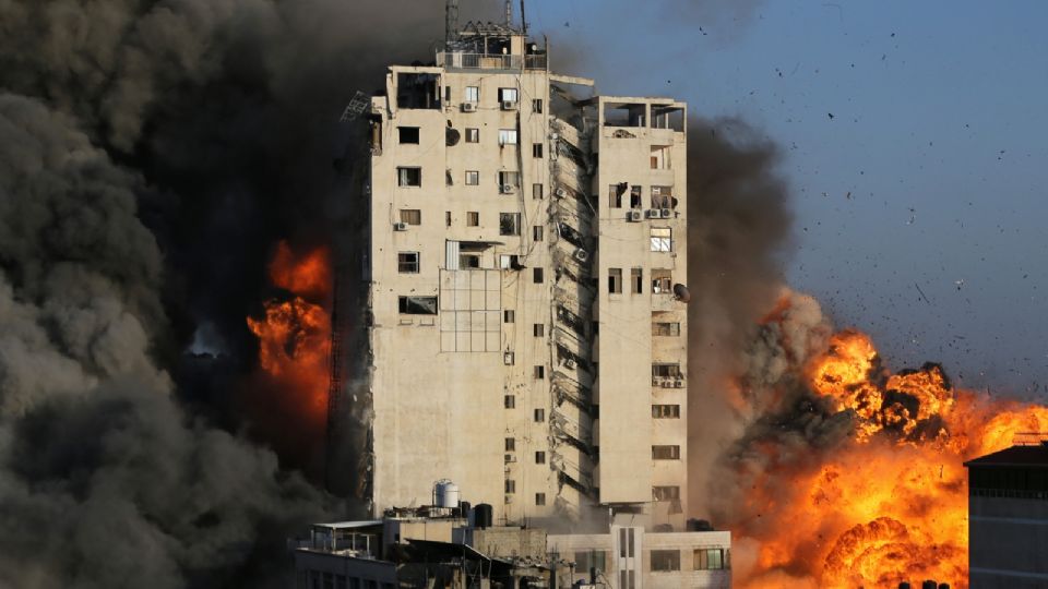 Humo y llamas se elevaban desde una torre mientras se destruía en la ciudad de Gaza. Foto: Reuters