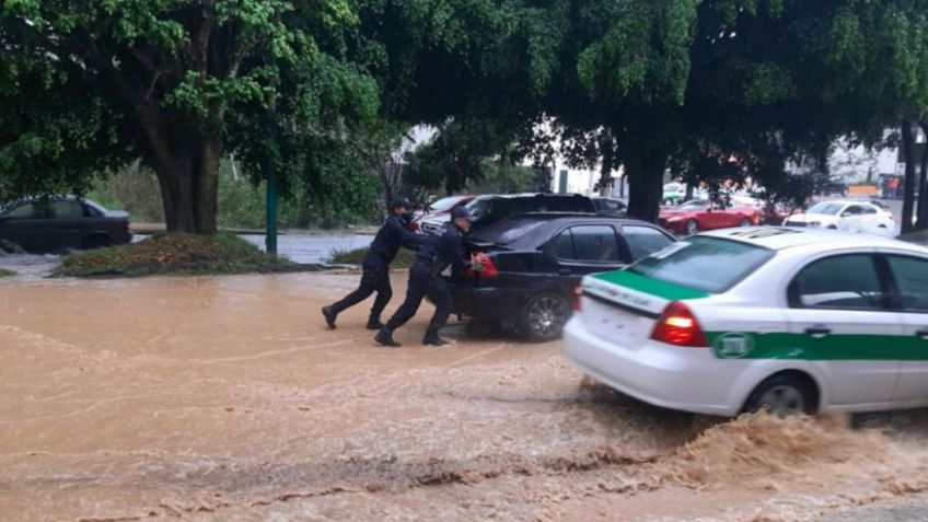 Inundaciones en afectan varias colonias de Xalapa, Veracruz; autos quedan descompuestos: VIDEO