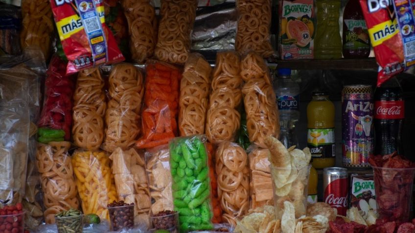 Colima prohíbe la venta de comida chatarra a menores en escuelas