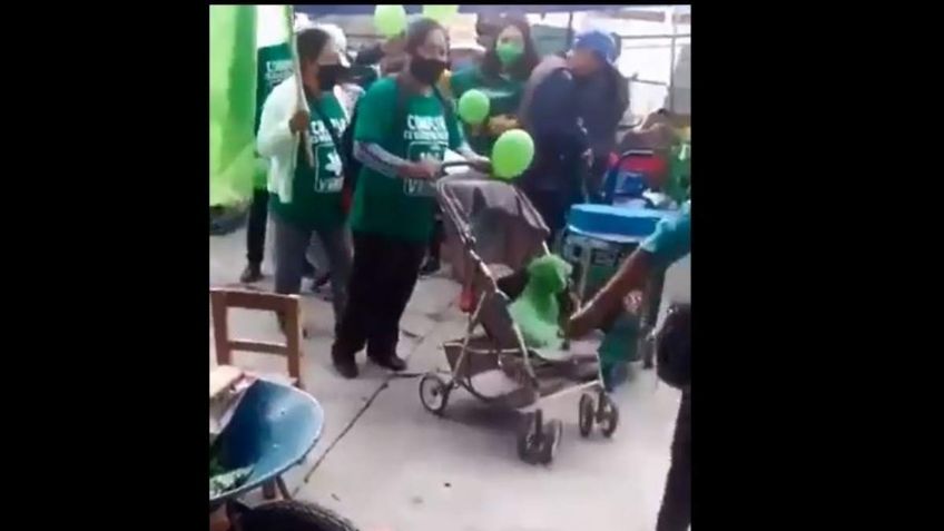 Pintan de verde a un perro para acto de campaña en Puebla: VIDEO