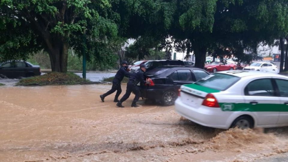 A través del Plan Tajín se apoyó a las personas que quedaron atrapadas en las inundaciones. Foto: @HGutierrez_M