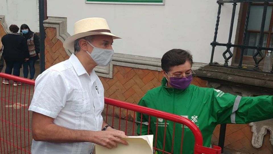 El subsecretario de Prevención y Promoción de la Salud, Hugo López-Gatell, llegó a un macrocentro de Cuauhtémoc para vacunarse. Foto: Gerardo Suárez