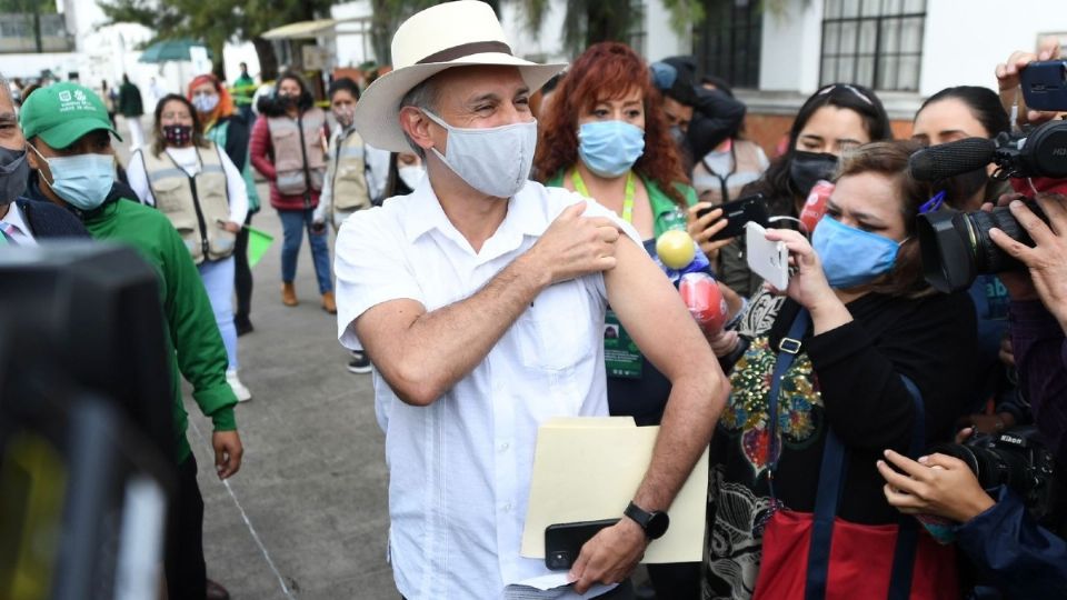 Hugo López-Gatell acudió a un macrocentro de vacunación en la alcaldía de Cuauhtémoc para recibir su primera dosis contra el Covid-19. Foto: Leslie Pérez