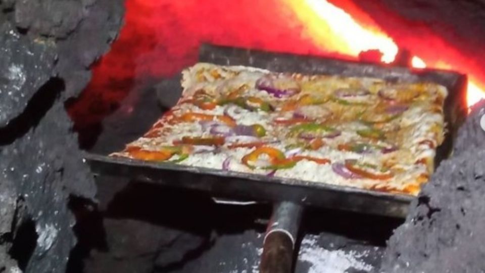 La peculiar forma de crear estas pizzas ha generado furor entre los internautas y turistas. FOTO: ESPECIAL