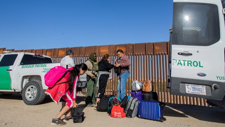 ARIZONA. Migrantes de Colombia se entregaron ayer a las autoridades en Yuma. Foto: Agencias