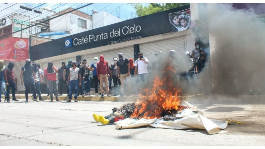 Irrumpen normalistas de Ayotzinapa en oficinas del PRD y casa de campaña de Evelyn Salgado