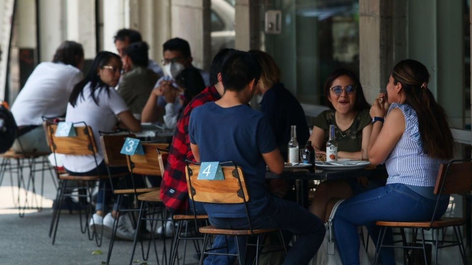 Los restaurantes podrán extender su horario de operación hasta las 23:00 horas en interiores. FOTO: Cuartoscuro