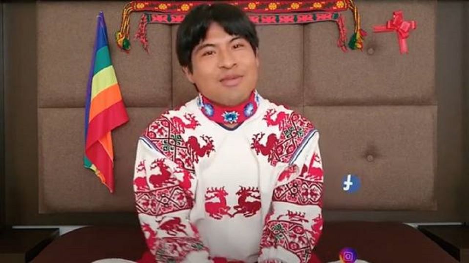 Jobis Shosho comparte en YouTube su vida en la comunidad huichol y su preferencia homosexual. Foto: Especial