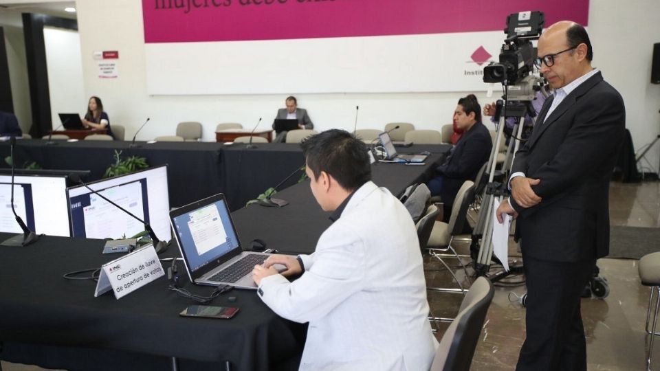 PREPARATIVOS. Este año, los mexicanos que viven fuera podrán elegir el formato en el cual votar. Foto: Especial