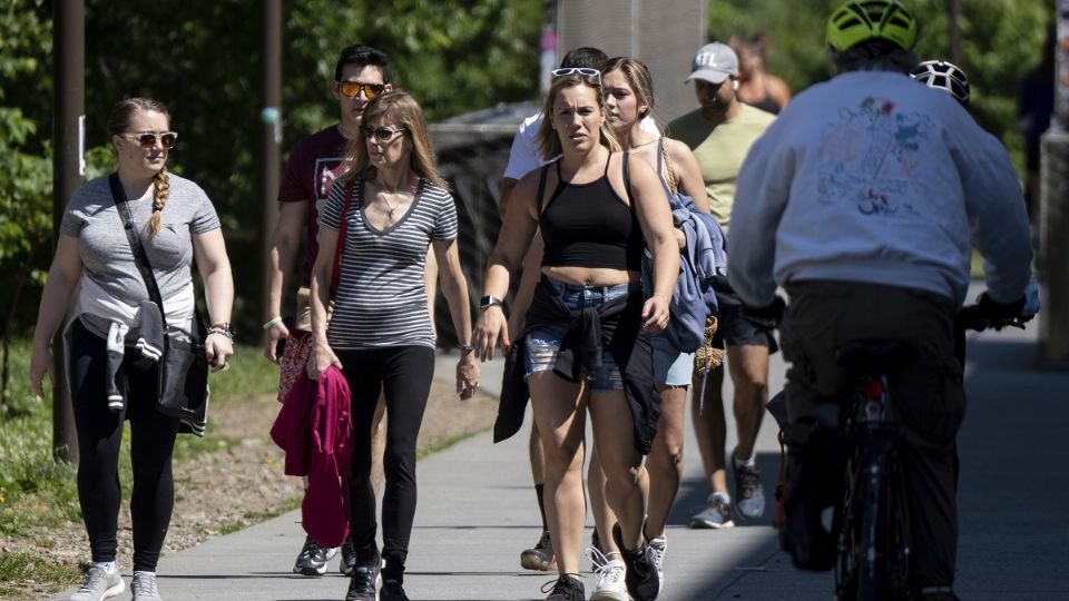 Estadounidenses salen sin mascarilla, luego de que se actualizaran las medidas a inmunizados. Foto: AP