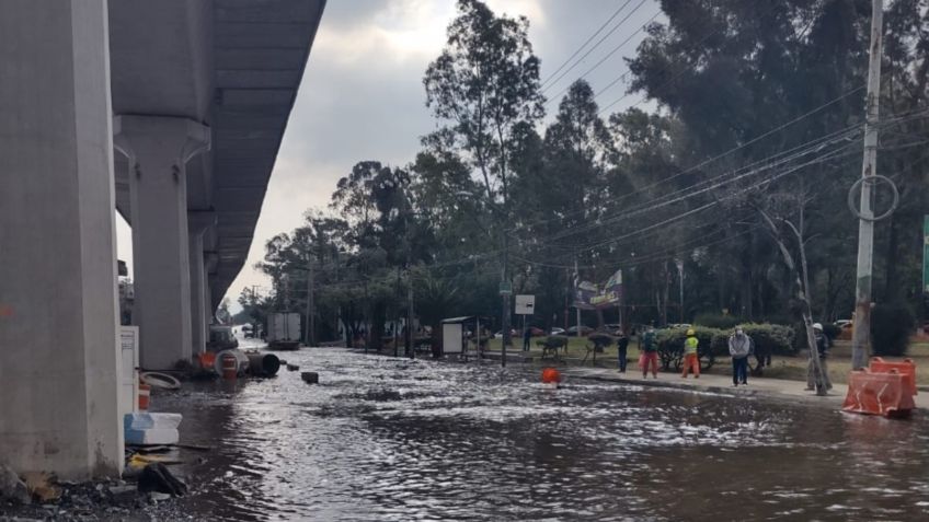 Fuga de agua provoca encharcamiento en Periférico; hay 300 metros de vialidad afectada