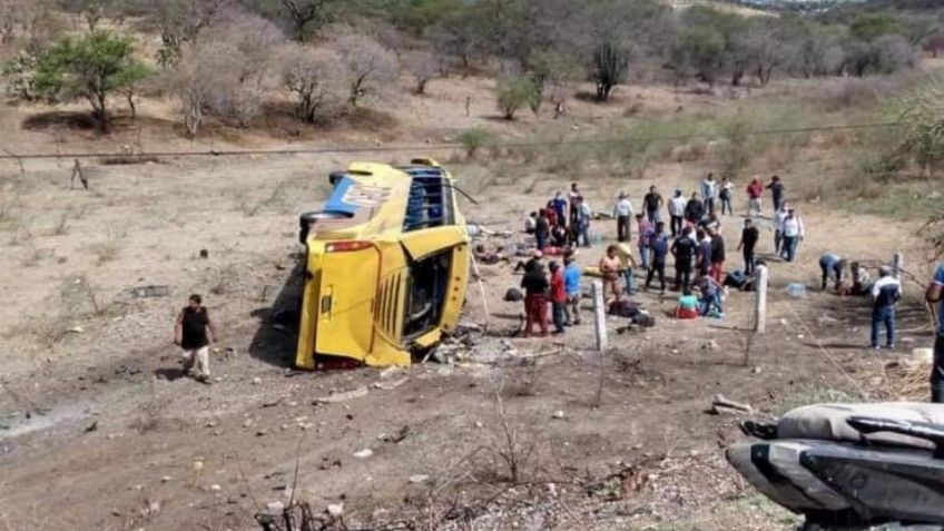 4 muertos y 15 heridos es el saldo de una volcadura de un autobús en Puebla