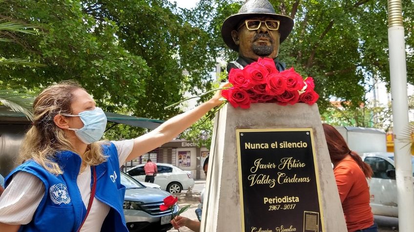 En Sinaloa, develan busto del periodista Javier Valdez