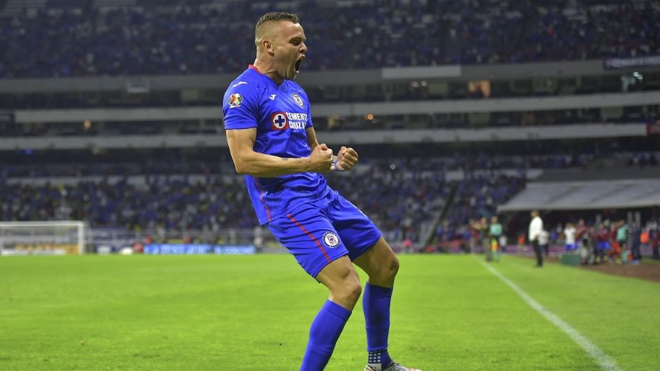 'Cabecita' Rodríguez celebra el triunfo que puso a La Máquina en Semifinales, con público en el Estadio Azteca. Foto: Mexsport