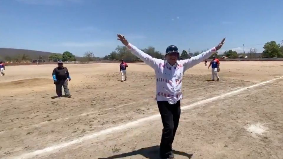 El presidente López Obrador aprovechó unos minutos para ponerse a 'macanear'. Foto: Captura de pantalla