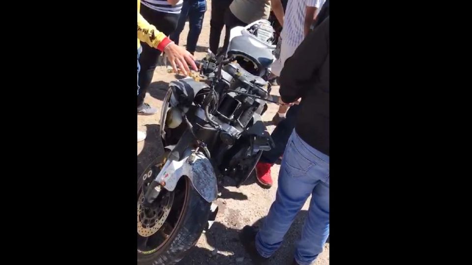 El conductor perdió el control de su motocicleta en una de las curvas más pronunciadas de la carretera. Foto: Captura de pantalla