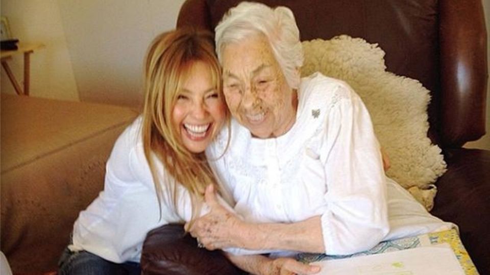 Thalía agradeció las muestras de cariño hacia su abuelita, Eva Mange. Foto: Archivo