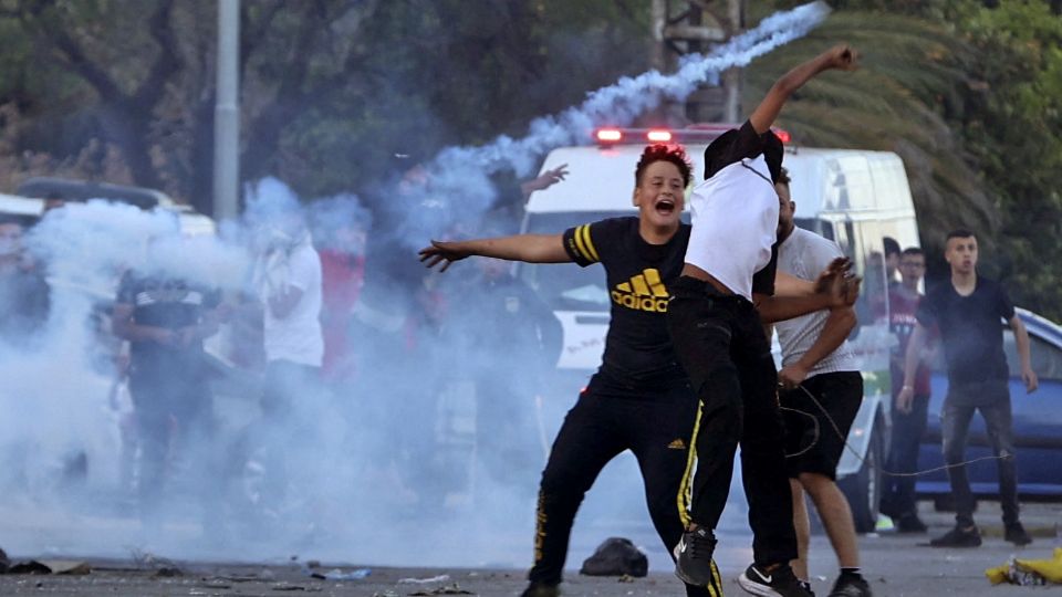 Manifestantes palestinos chocaron con fuerzas de seguridad israelíes en Naplusa. Foto: AFP