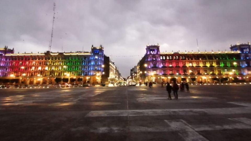 Iluminan edificios y monumentos de la CDMX con bandera del orgullo LGBTTTIQ. Foto: Twitter @GobCDMX
