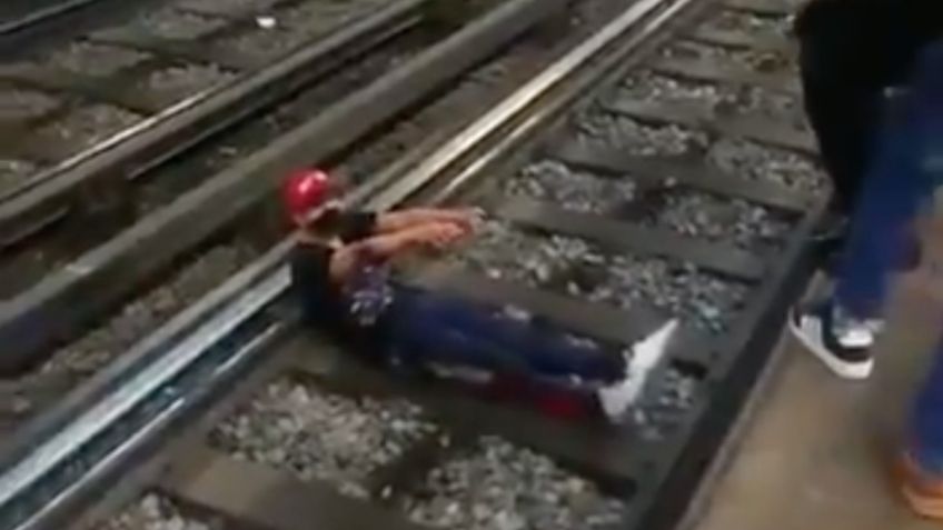 VIDEO VIRAL: Hombre en presunto estado inconveniente cae a las vías del Metro; lo auxilian policías