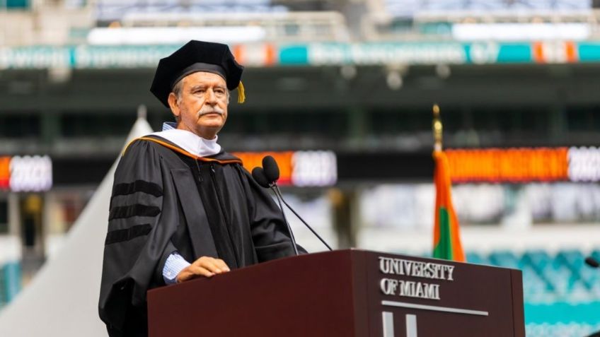 Vicente Fox recibe honoris causa y aprovecha para burlarse de AMLO