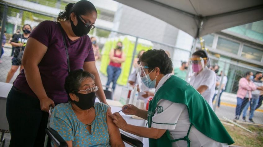 Continúa vacunación en Nuevo León, ahora para adultos de entre 50 a 59 años