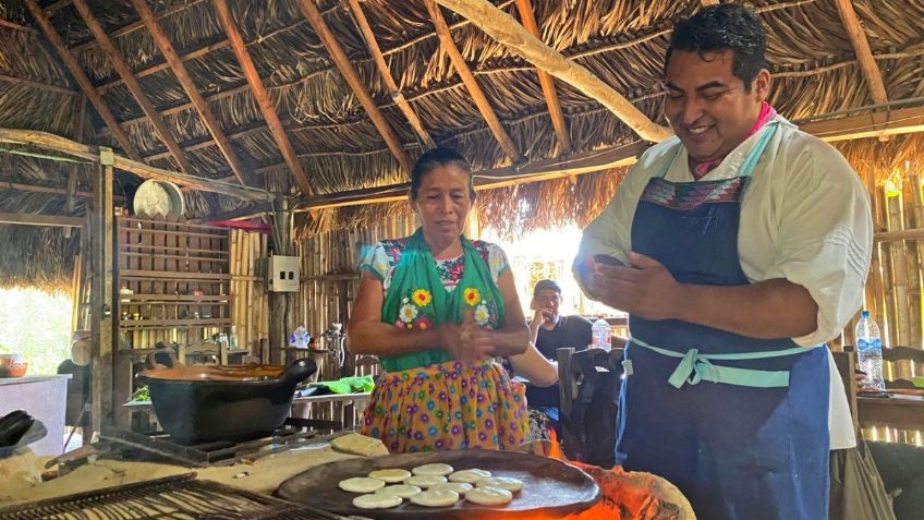 Eloy, el joven de la comunidad LGBT que sobresale en la cocina de las "Mujeres de Humo"