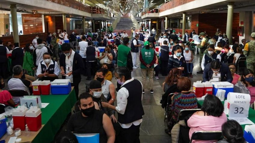 Vacunan contra Covid-19 a más 55 mil integrantes del sector educativo en CDMX