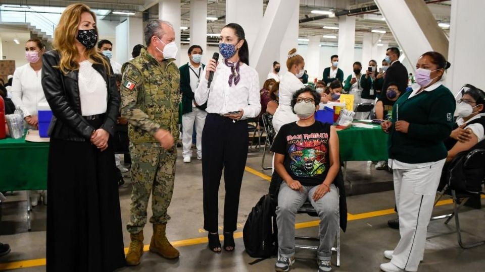 La jefa de Gobierno, Claudia Sheinbaum, estuvo presente en el arranque de la vacunación de maestros en la Ciudad de México. Foto: Especial