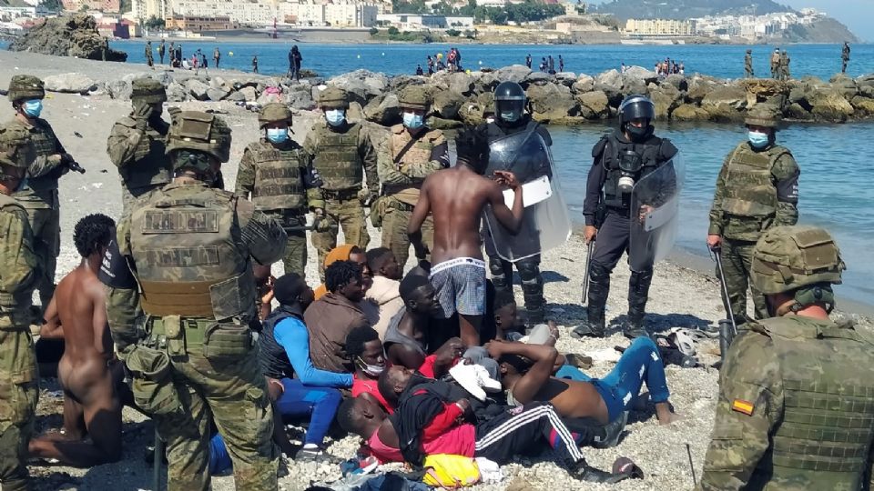 Militares interceptaron a cientos de migrantes que intentaron cruzar por el enclave español. Foto: EFE