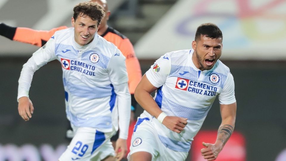 Santiago Giménez y Escobar serán determinantes en ataque y defensa, respectivamente, para Cruz Azul. Foto: Mexsport