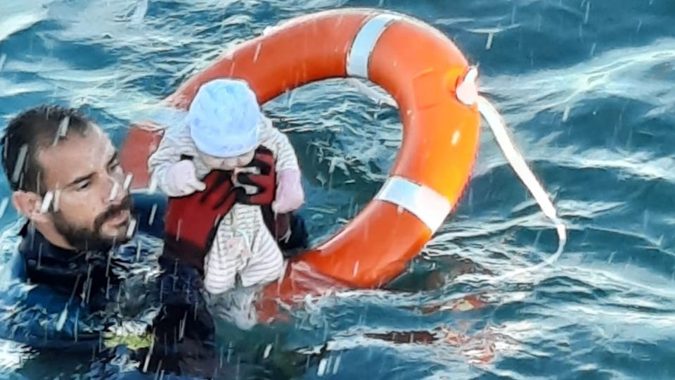 Juan Francisco rescató a un bebé durante la ola migrante. Foto: Especial