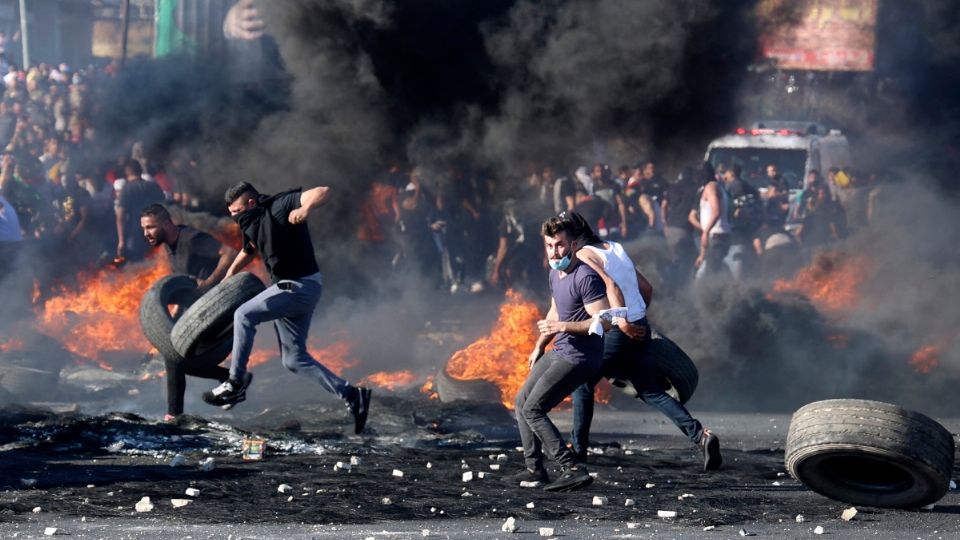 LUCHA. Manifestantes palestinos se enfrentaron con tropas israelíes, en el puesto de control de Hawara. Foto: AFP