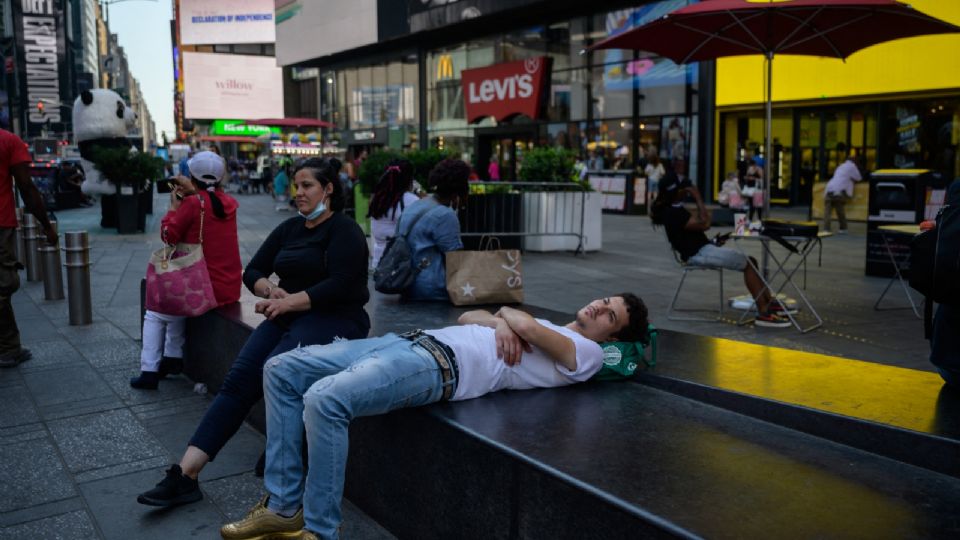 Neoyorkinos en Times Square, en Manhattan, retoman la normalidad, mientras se levantan las restricciones de COVID-19.