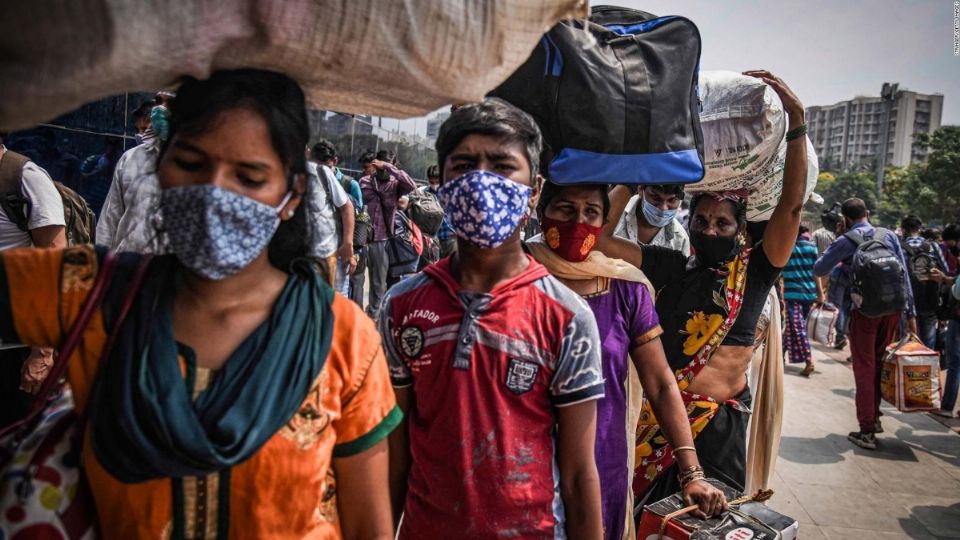 Este sábado India superó los 400 mil casos diarios por primera vez, mientras que los nuevos contagios se redujeron levemente hasta los 392 mil 488. FOTO: ESPECIAL