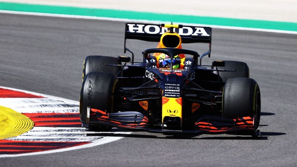 El piloto mexicano Sergio Pérez al frente de la parrilla en el Gran Premio de Portugal. Foto: Twitter Red Bull Racing