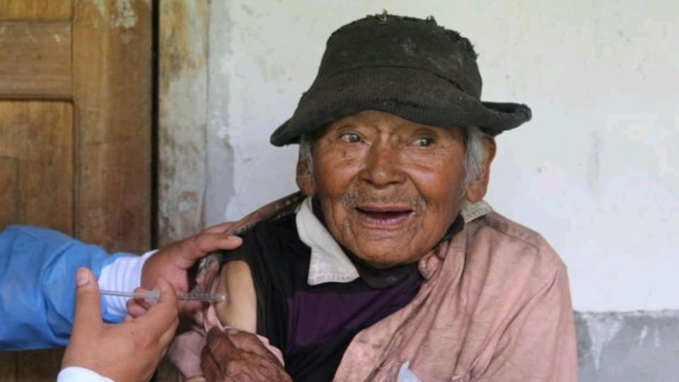 Vacunan contra el Covid-19 a hombre de 121 años en Perú. Foto: Twitter @MIDIS_Pension65