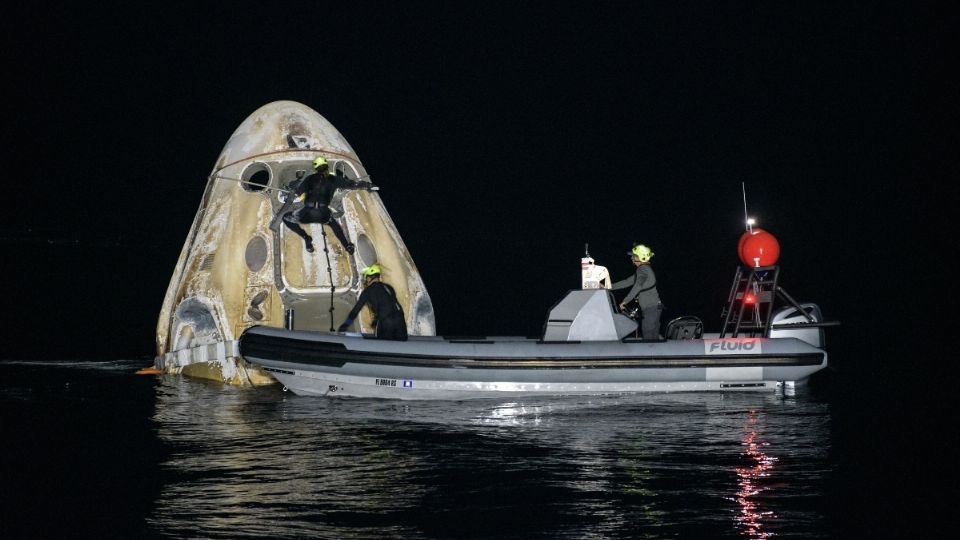 Trabajos de recuperación de la cápsula iniciaron media hora después del amerizaje. Foto: AFP