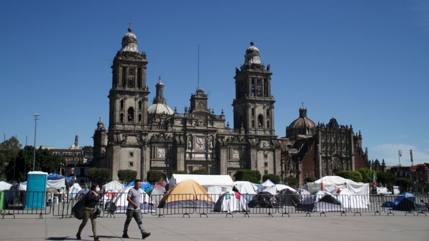 Maestros de Guerrero reinstalan campamento en explanada del Zócalo de la CDMX