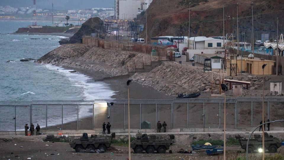 Más de 8 mil personas, entre ellos mil 500 menores, llegaron nadando a la playa El Tarajal, de la ciudad autónoma de Ceuta, España. FOTO: EFE