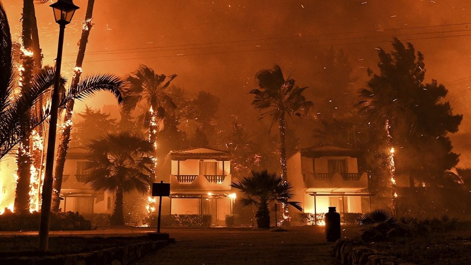 MIEDO. La aldea de Schinos, cerca de Corinto, fue desalojada por el fuego intenso. Foto: AP