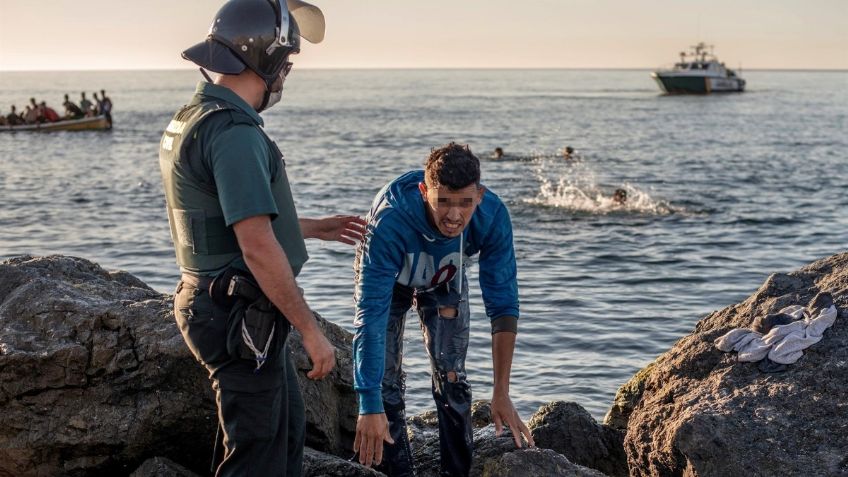 Niños cruzan nadando el mar sin salvavidas; las crueles imágenes de la crisis migratoria en Marruecos