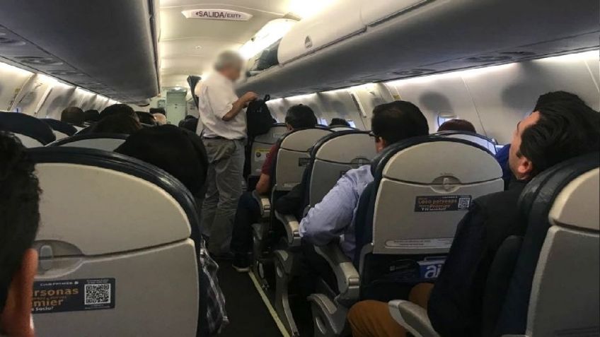 Pasajeros se niegan a bajar de avión tras cancelarles vuelo de Monterrey a Oaxaca