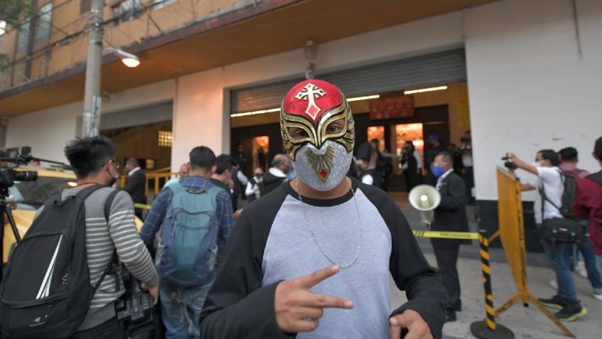 Con cubrebocas, me siento luchador; así fue el regreso del público a la Arena México