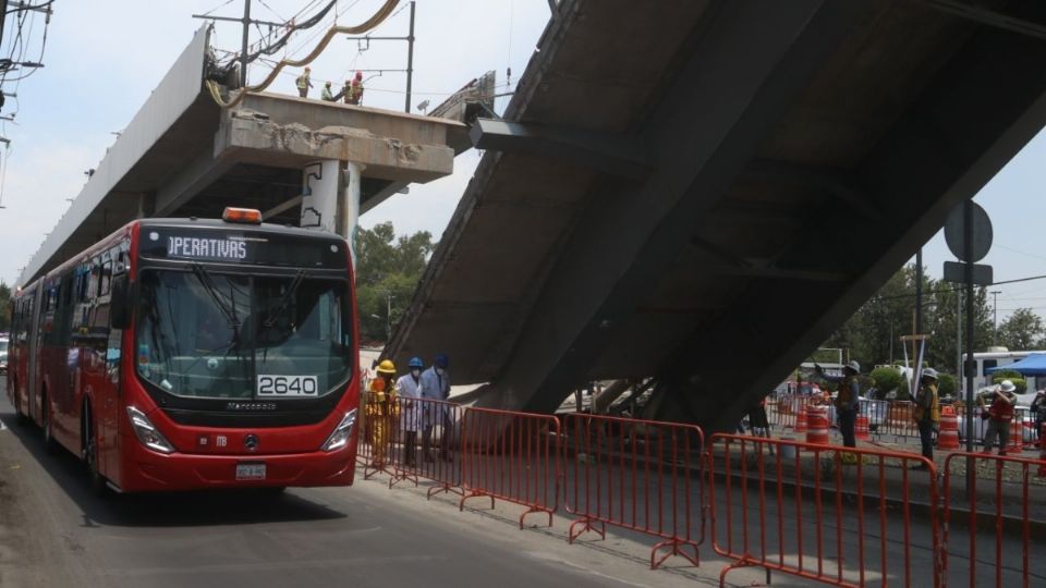 Trabajadores de Gobierno realizan pruebas operativas con las unidades del Metrobús sobre avenida Tláhuac. FOTO: CUARTOSCURO.COM