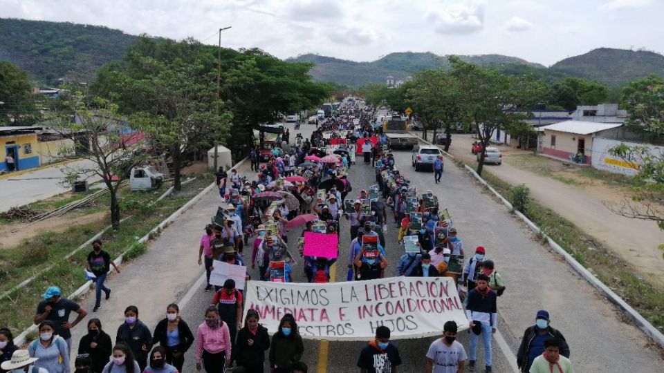 Familiares, amigos y ONG marcharon en Chiapas para pedir por la liberación de los normalistas detenidos. Foto: Especial