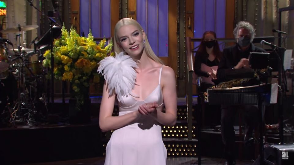 Anya Taylor-Joy fue la presentadora en Saturday Night Live, en el primer programa con público al 100% de esta temporada. Foto: Especial