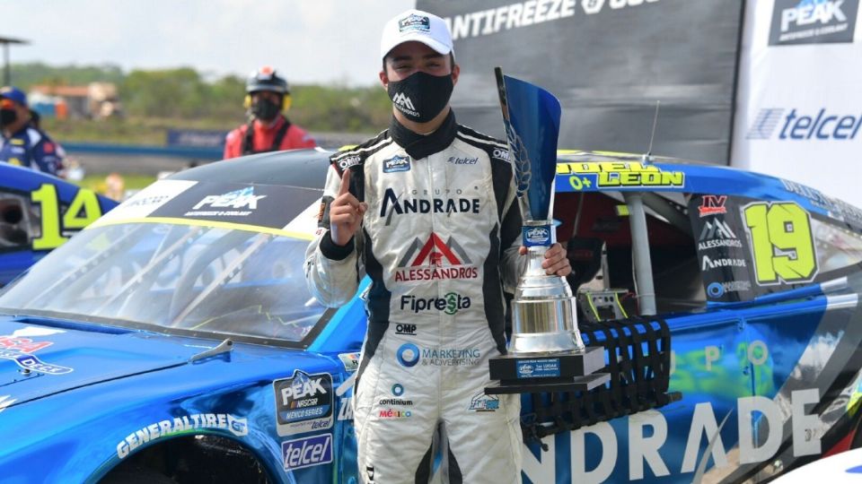 Noel León que con el auto número 19 y con los colores de Andrade-El Heraldo de México, obtuvo una importante victoria en la categoría Challenge. Foto: Especial